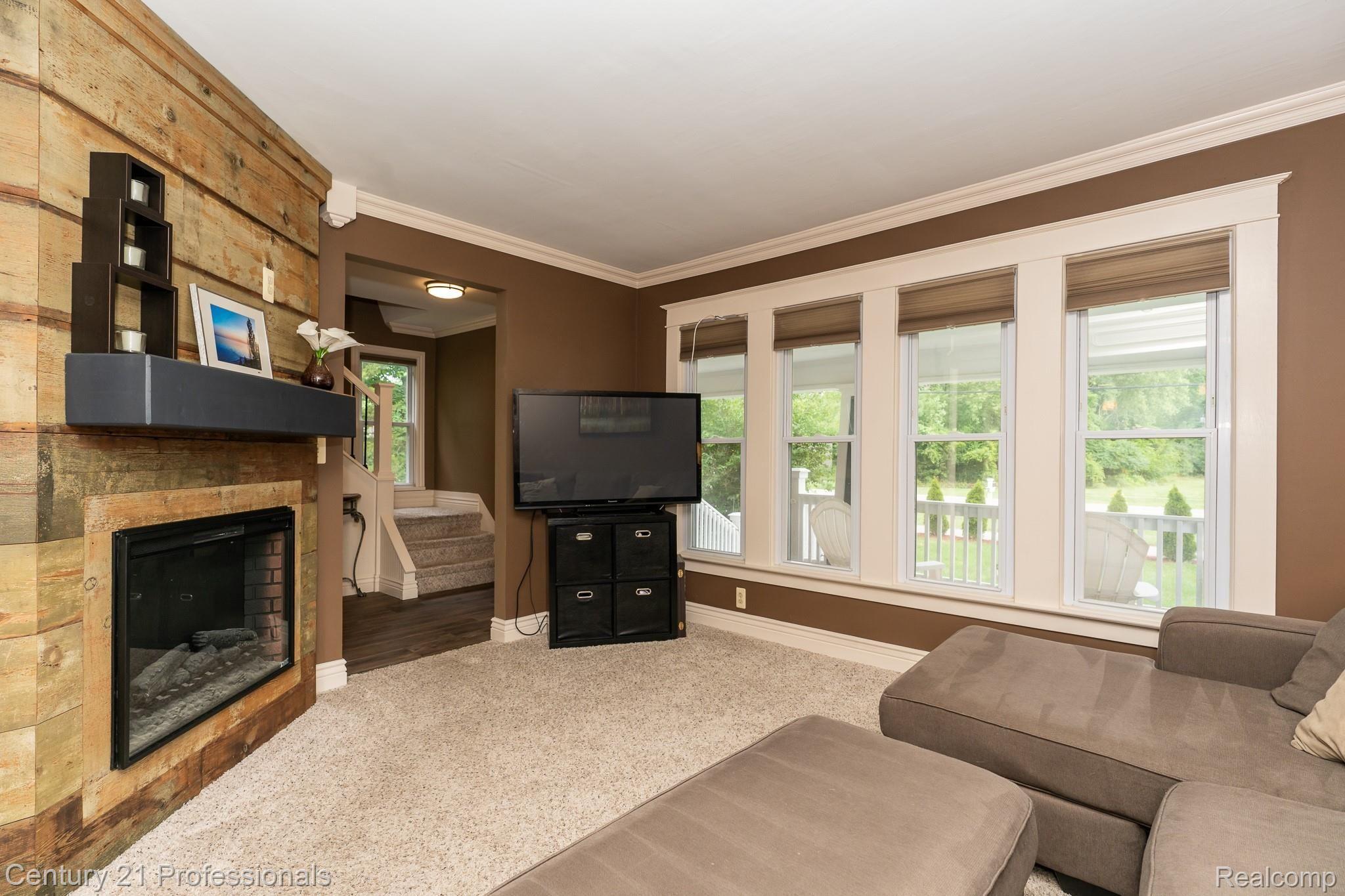 2341 West Auburn Road Rochester, MI 48309 - Photo 11 of 57 Warm and cozy Family Room