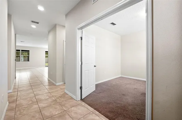 a view of an interior & a back yard