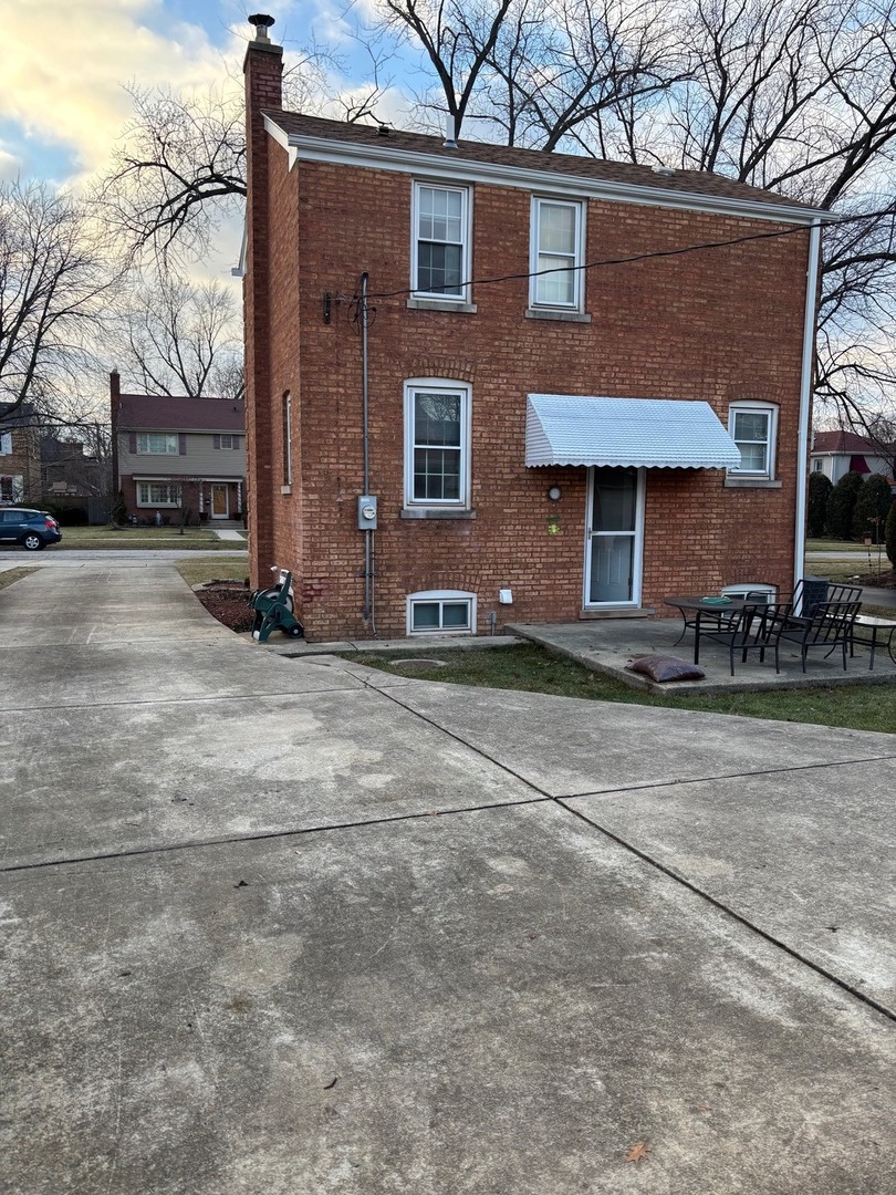 2003 Newton Avenue Park Ridge, IL 60068 - Photo 21 of 21 a front view of a house with a yard