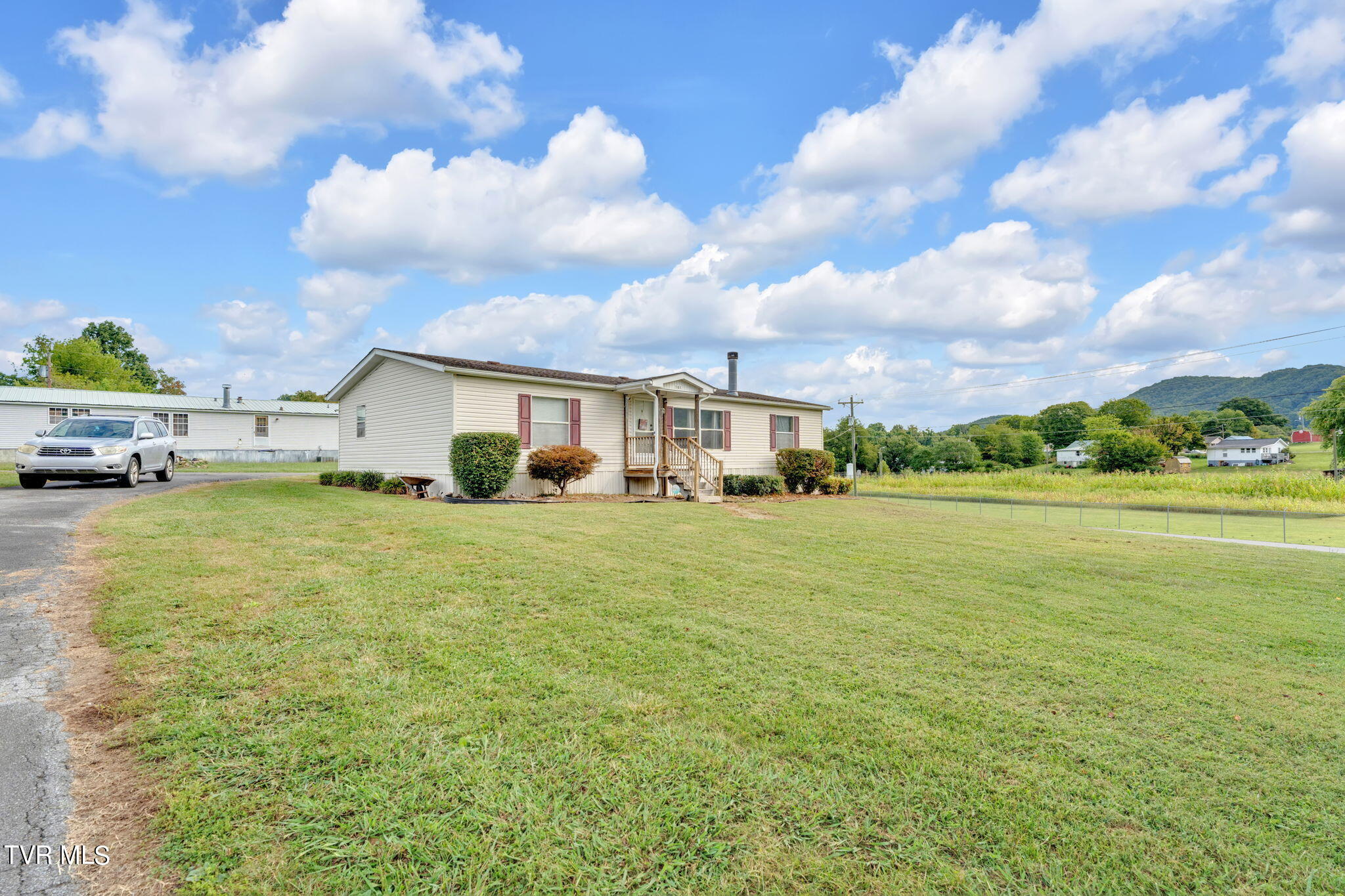101 Deadrick Street Erwin, TN 37650 - Photo 2 of 28 2-web-or-mls-DSC09216