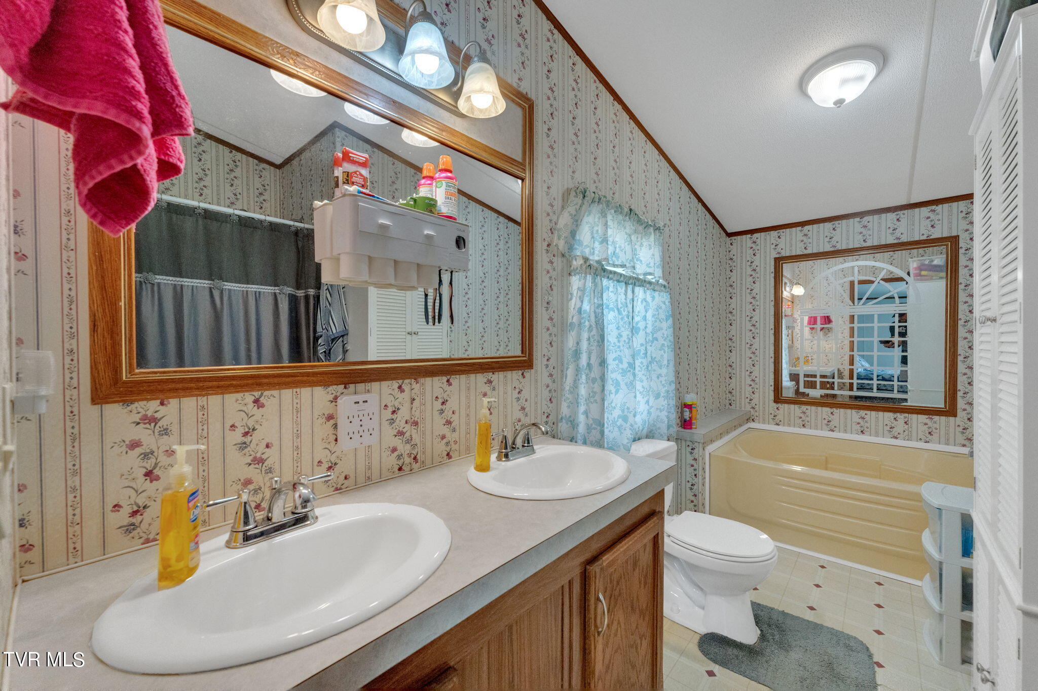 101 Deadrick Street Erwin, TN 37650 - Photo 21 of 28 21-web-or-mls-DSC09276