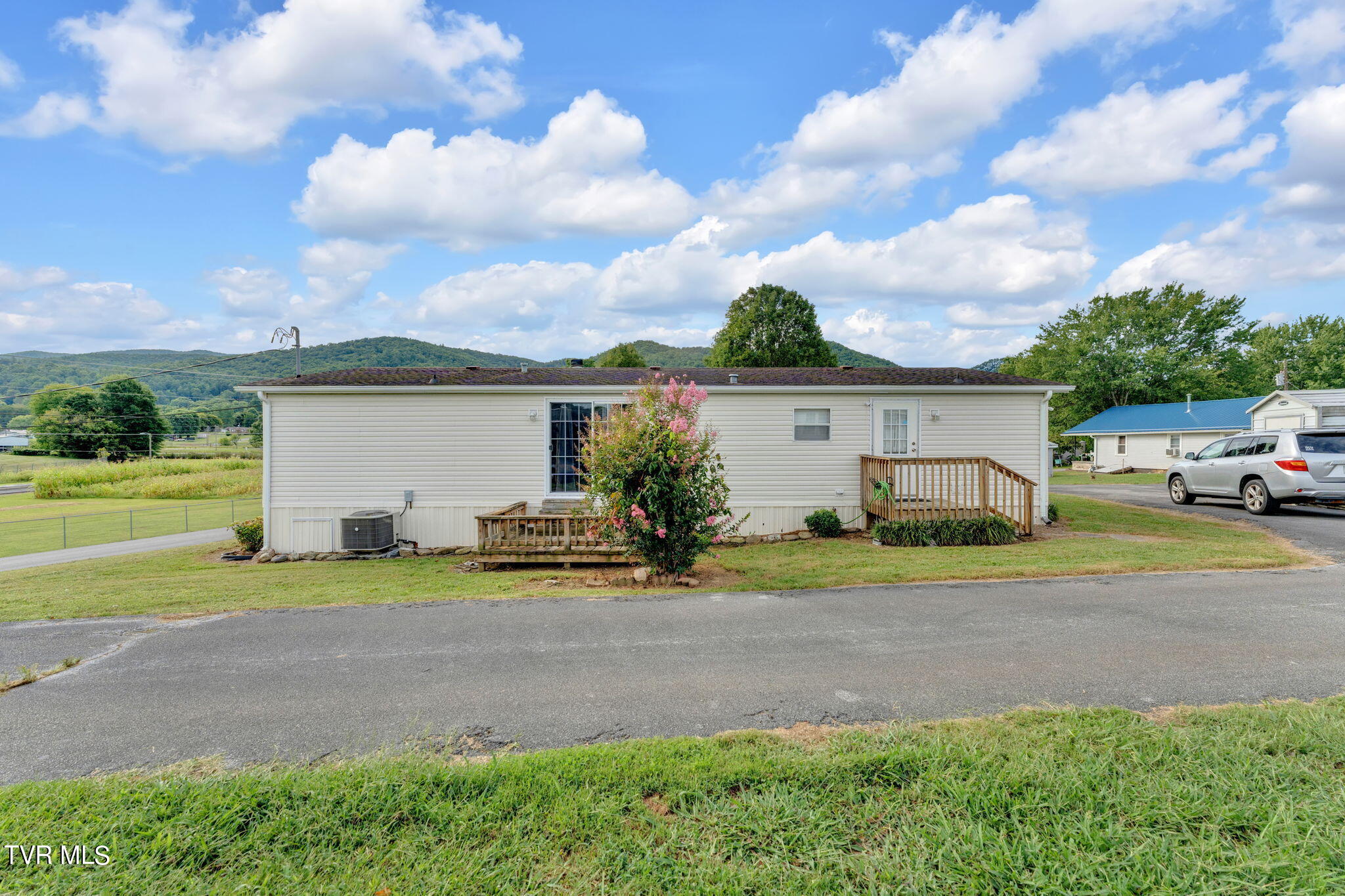 101 Deadrick Street Erwin, TN 37650 - Photo 5 of 28 5-web-or-mls-DSC09228