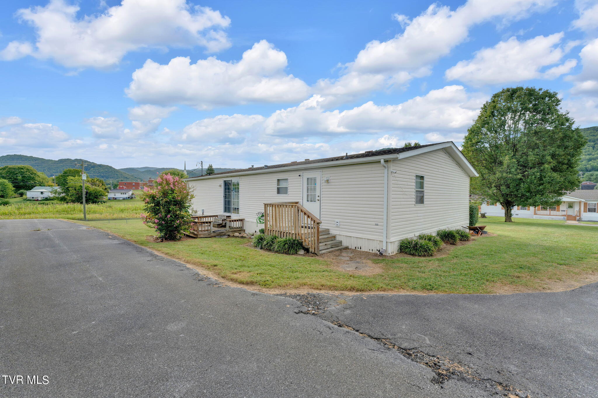 101 Deadrick Street Erwin, TN 37650 - Photo 6 of 28 6-web-or-mls-DSC09231