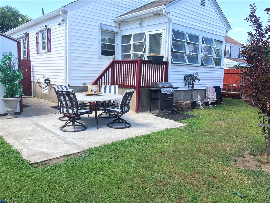 16 Edgemere Road Pawtucket, RI 02861 - Photo 4 of 48