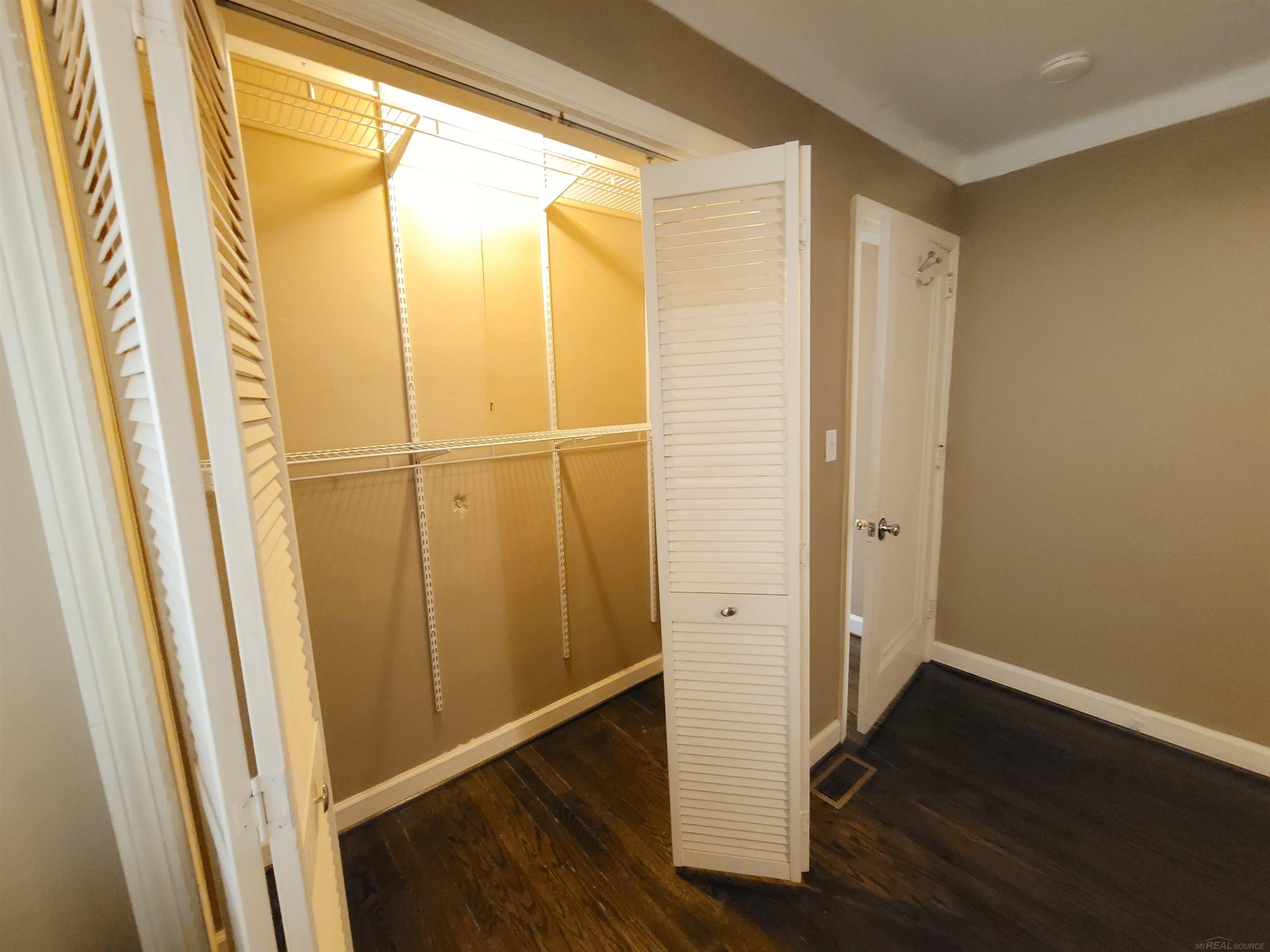 831 Roslyn Road Grosse Pointe, MI 48236 - Photo 27 of 46