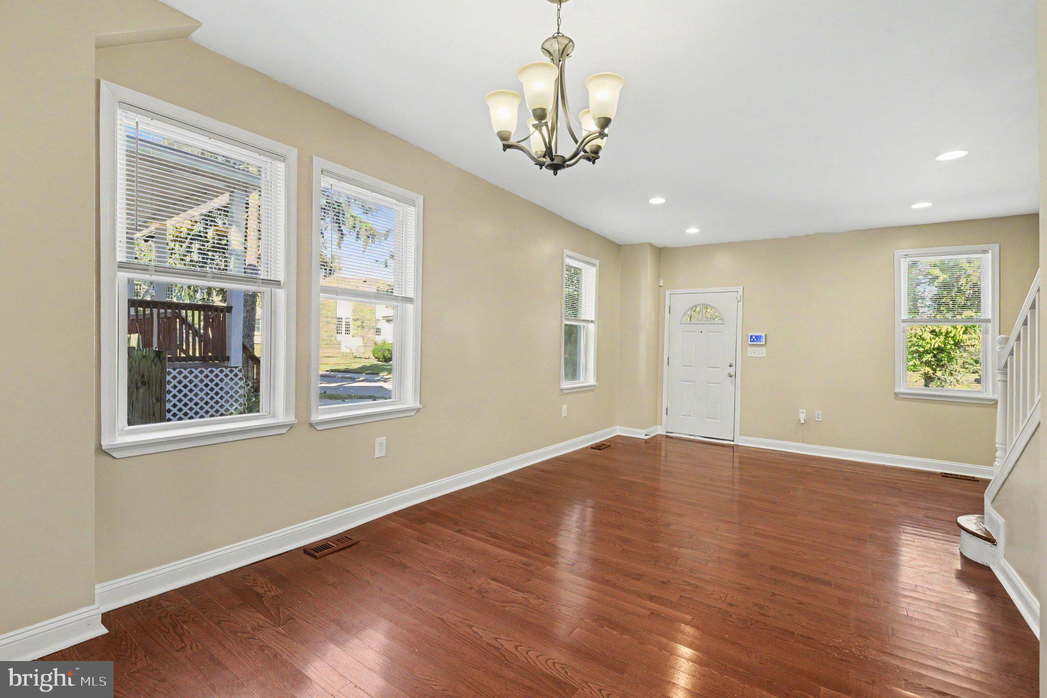 537 Benninghaus Road Baltimore, MD 21212 - Photo 6 of 31 Dining Area/Living Room