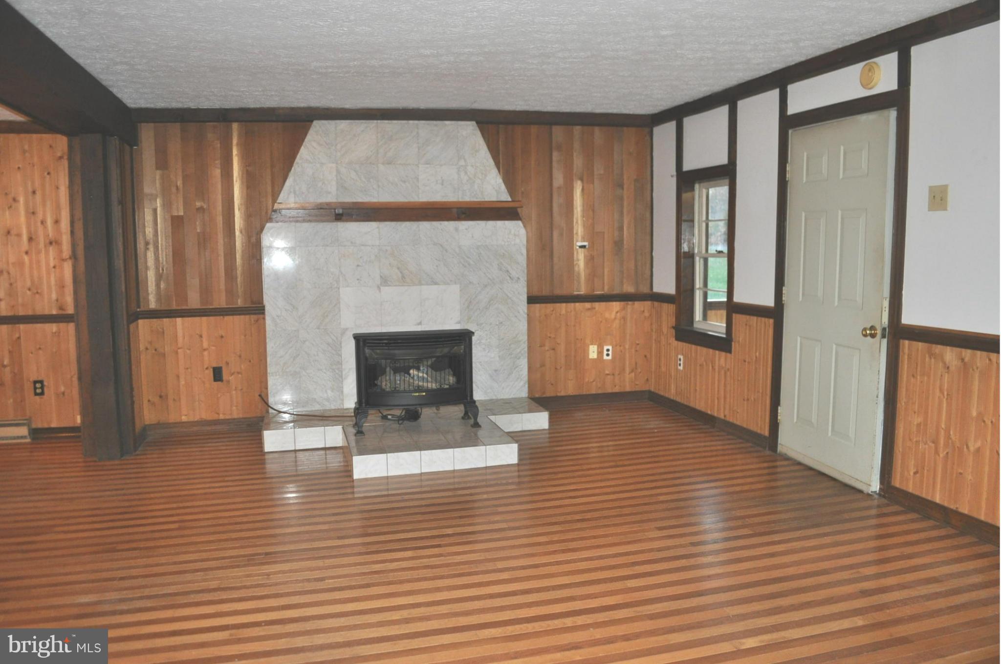 8114 Sinclair Mill Road Manassas, VA 20112 - Photo 4 of 22 Living Room