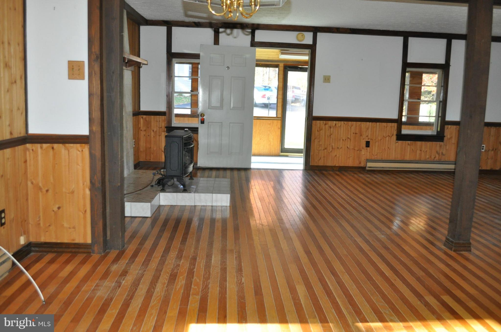8114 Sinclair Mill Road Manassas, VA 20112 - Photo 5 of 22 Living Room