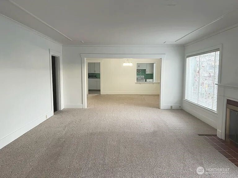 4002 2nd Avenue Northeast Seattle, WA 98105 - Photo 11 of 16 an empty room with windows and closet