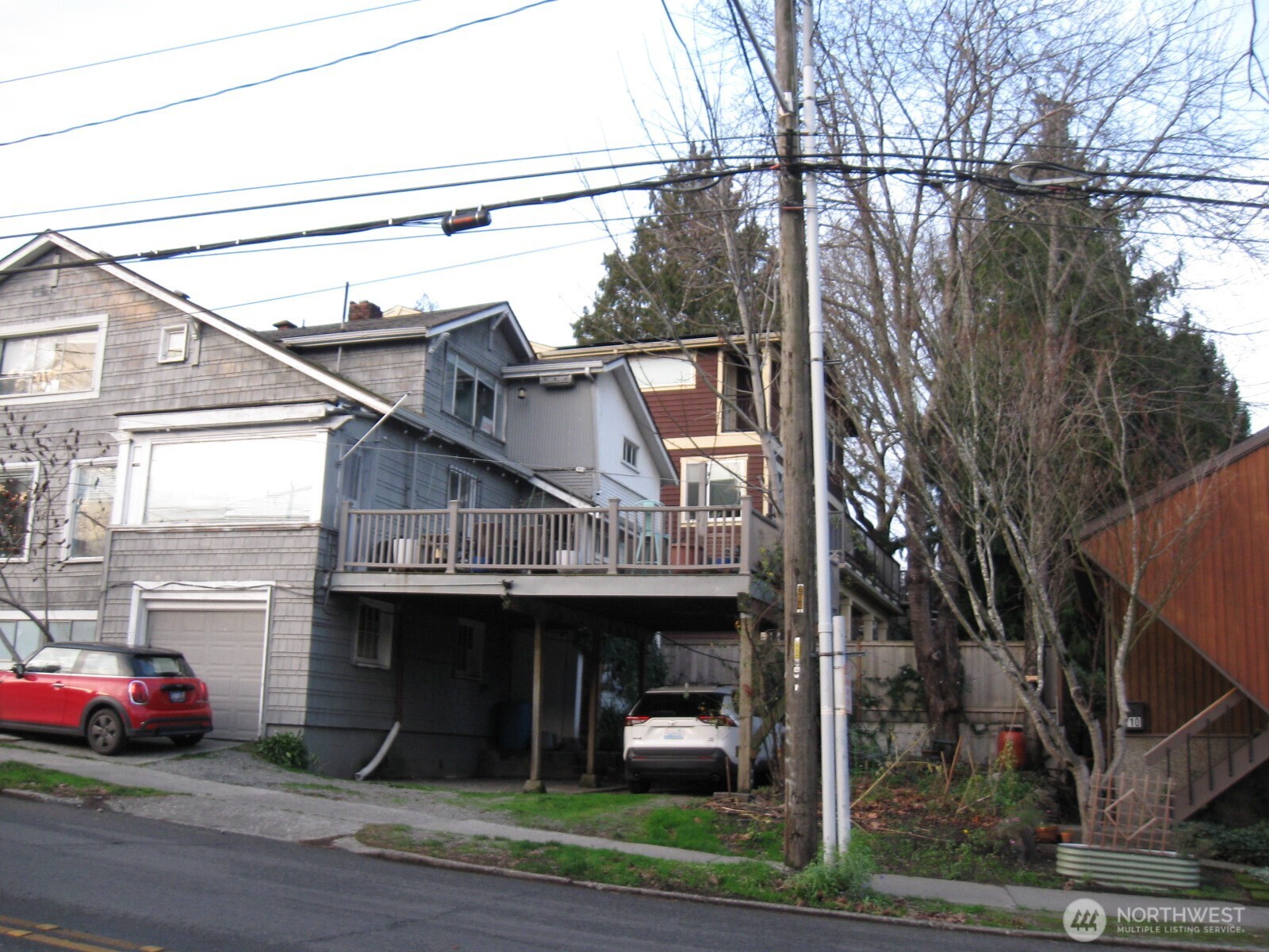 4002 2nd Avenue Northeast Seattle, WA 98105 - Photo 3 of 16 a front view of a house with garden