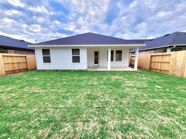 $2,400 | 4947 Natchez Trace, Arcola, TX 77545