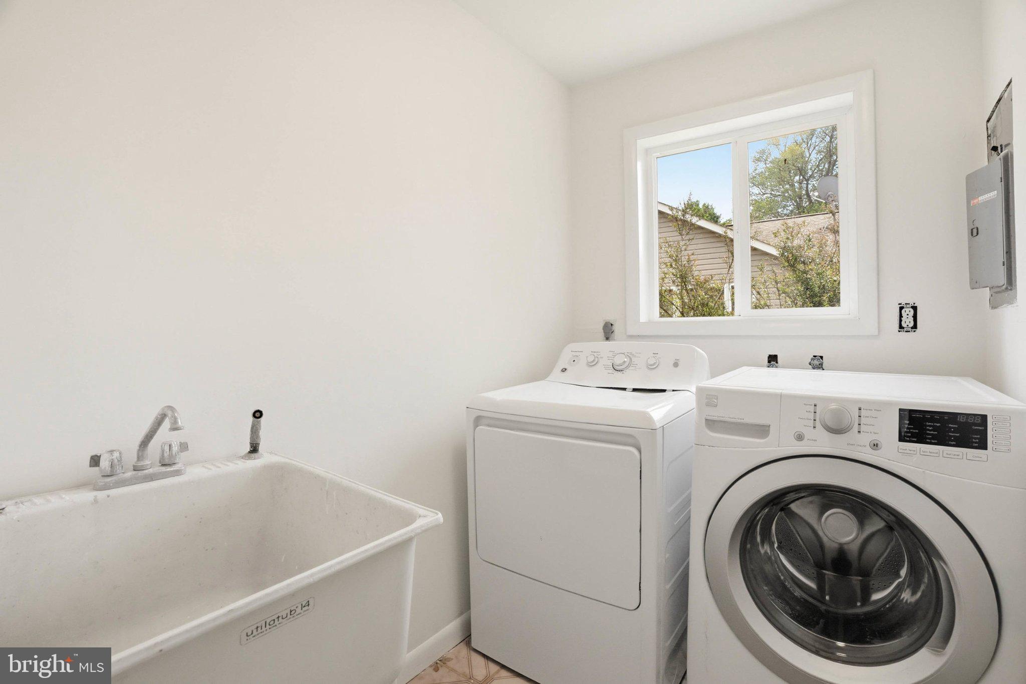 1100 River Bay Road Annapolis, MD 21409 - Photo 29 of 67 a utility room with dryer and washer