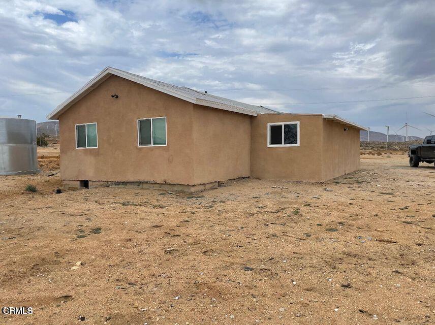 a house view with backyard space