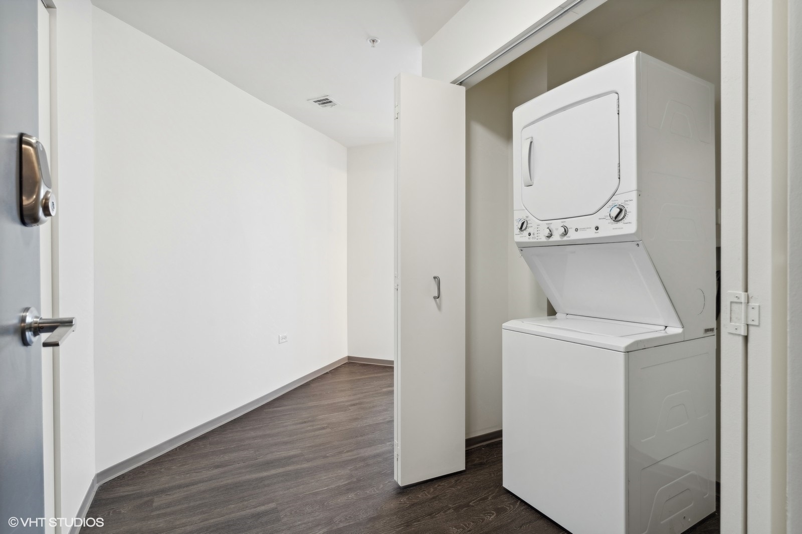 1920 North Milwaukee Avenue, Unit 407 Chicago, IL 60647 - Photo 17 of 19 a utility room with dryer and washer