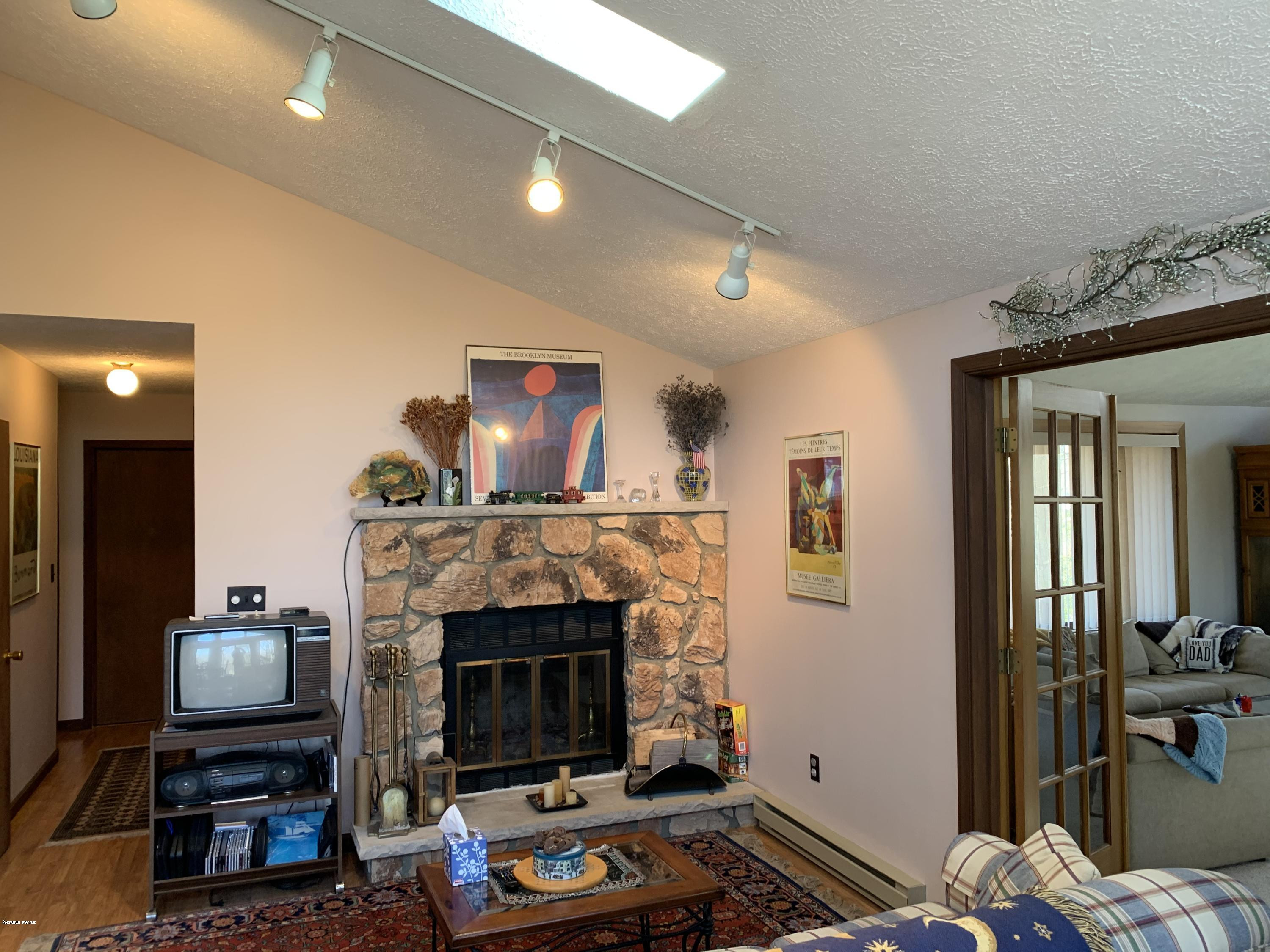 400 Maple Ridge Drive Hawley, PA 18428 - Photo 5 of 23 IMG_1301