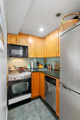 $459,000 | 225 East 36th Street, Unit 15A | Murray Hill