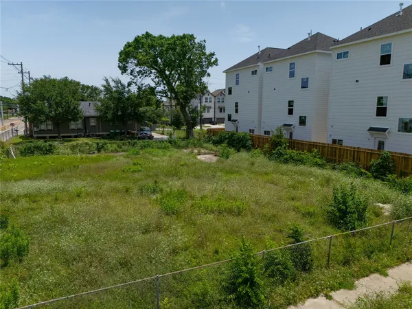 a view of a back yard