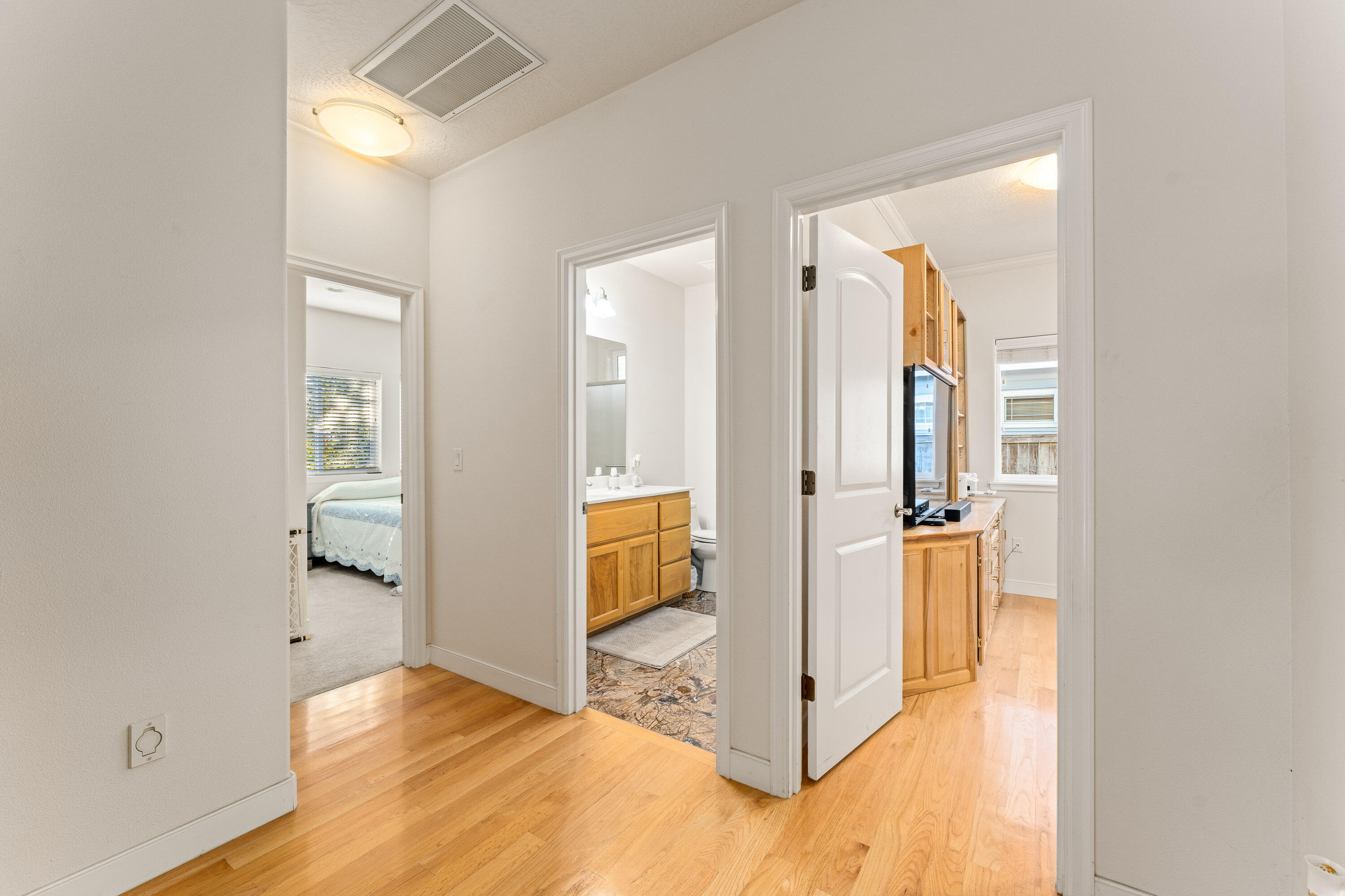 223 Ridgeway Avenue Central Point, OR 97502 - Photo 20 of 36 Hallway