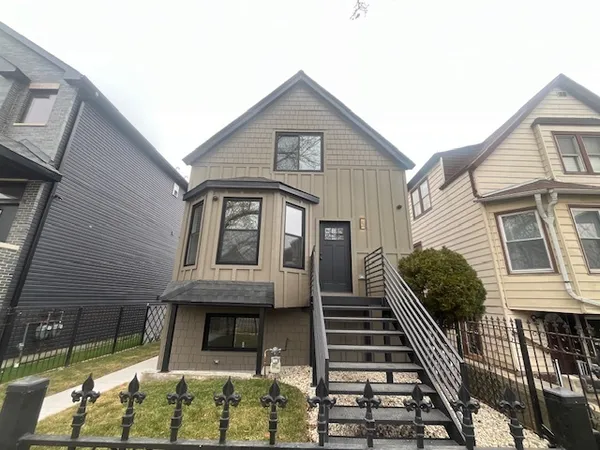 $889,000 | 2204 North Kildare Avenue, Chicago, IL 60639