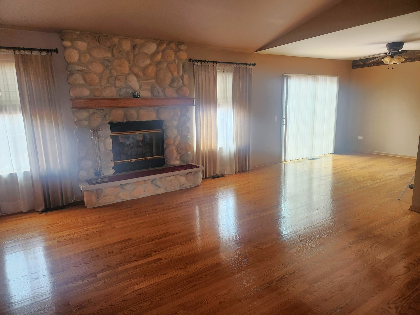 122 South Hankes Road Aurora, IL 60506 - Photo 9 of 24 Gallery Image 9