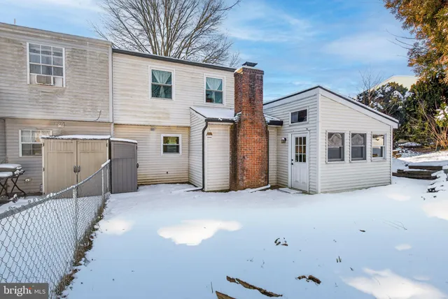 a view of a house with backyard