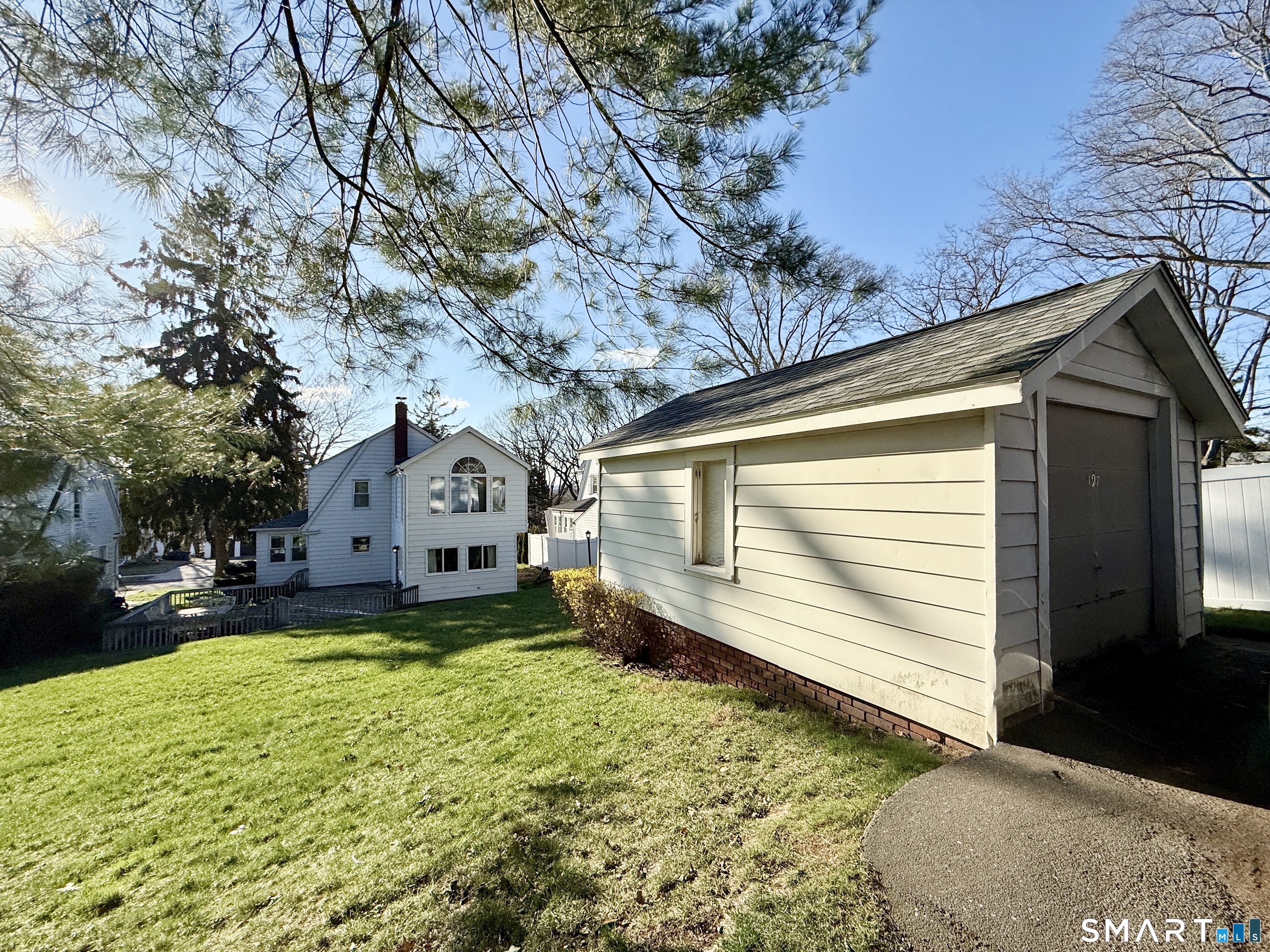 197 Kneeland Road New Haven, CT 06512 - Photo 8 of 33