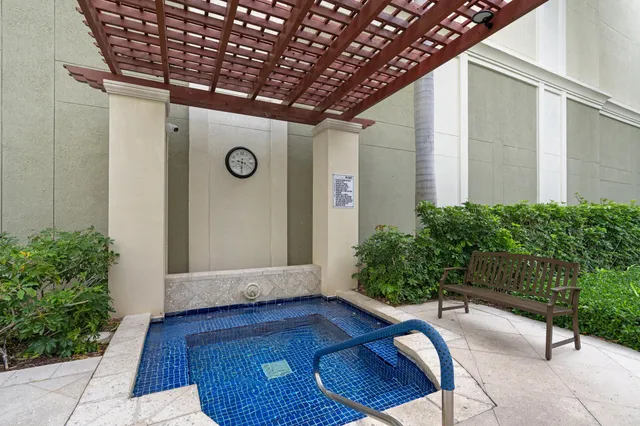 $289,900 | 802 West Windward Way, Unit 217, Lantana, FL 33462