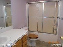2083 West Ridge Drive Davison, MI 48423 - Photo 13 of 16 BATHROOM.jpg