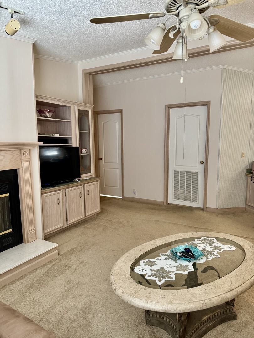 265 Tulip Circle Matteson, IL 60443 - Photo 13 of 25 a living room with furniture and a flat screen tv