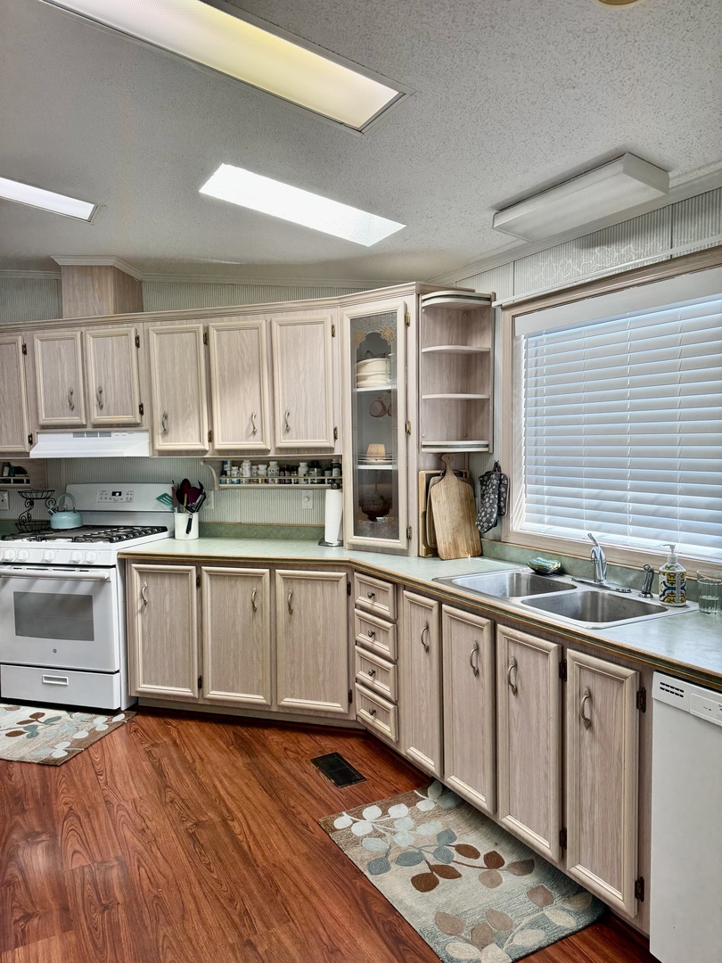 265 Tulip Circle Matteson, IL 60443 - Photo 7 of 25 a kitchen with stainless steel appliances granite countertop a sink and cabinets