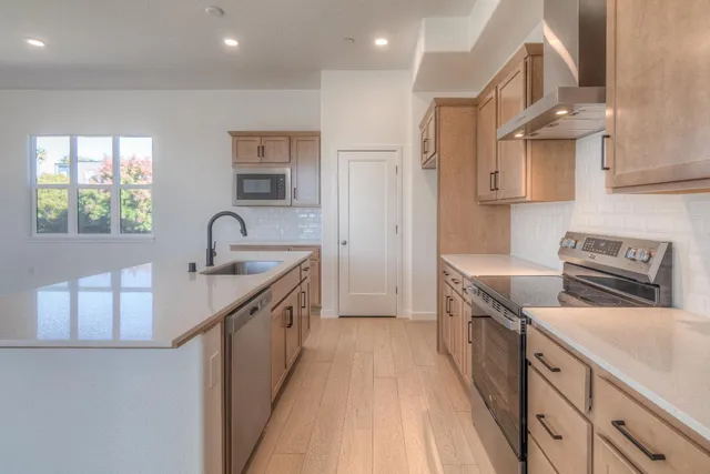 $695,990 | 411 6th Street, West Sacramento, CA 95605