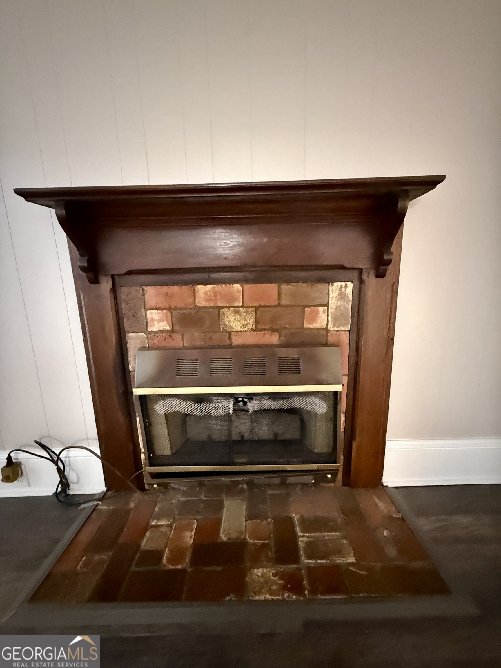 646 McLendon Street Ashburn, GA 31714 - Photo 43 of 63 a room with wooden floor and a table