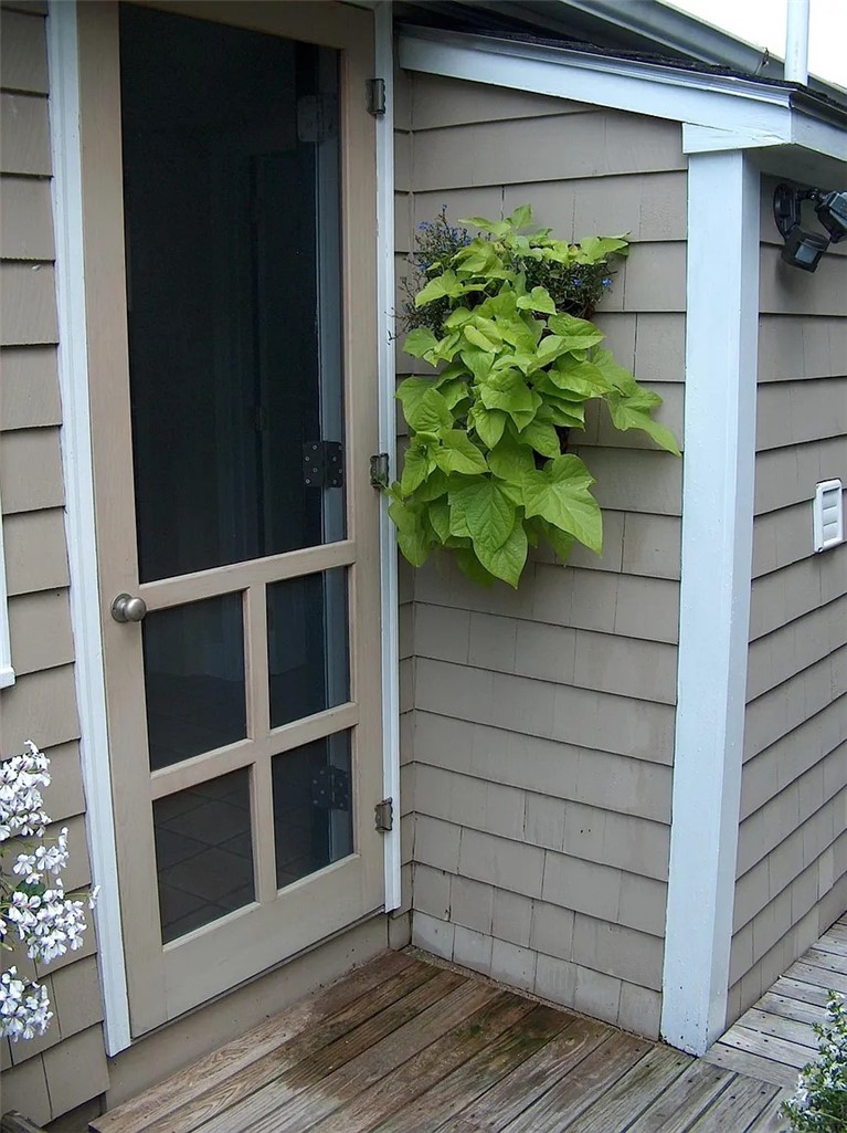 322 Riverside Street Portsmouth, RI 02871 - Photo 3 of 9