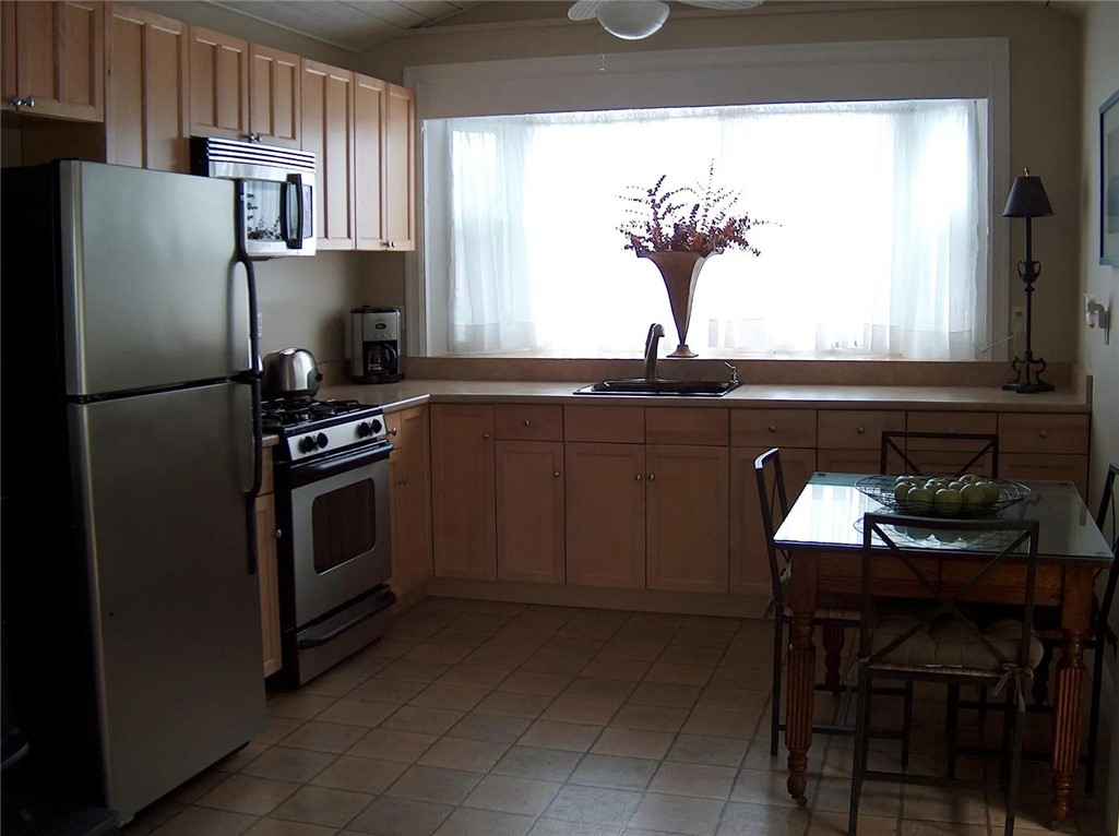 322 Riverside Street Portsmouth, RI 02871 - Photo 7 of 9