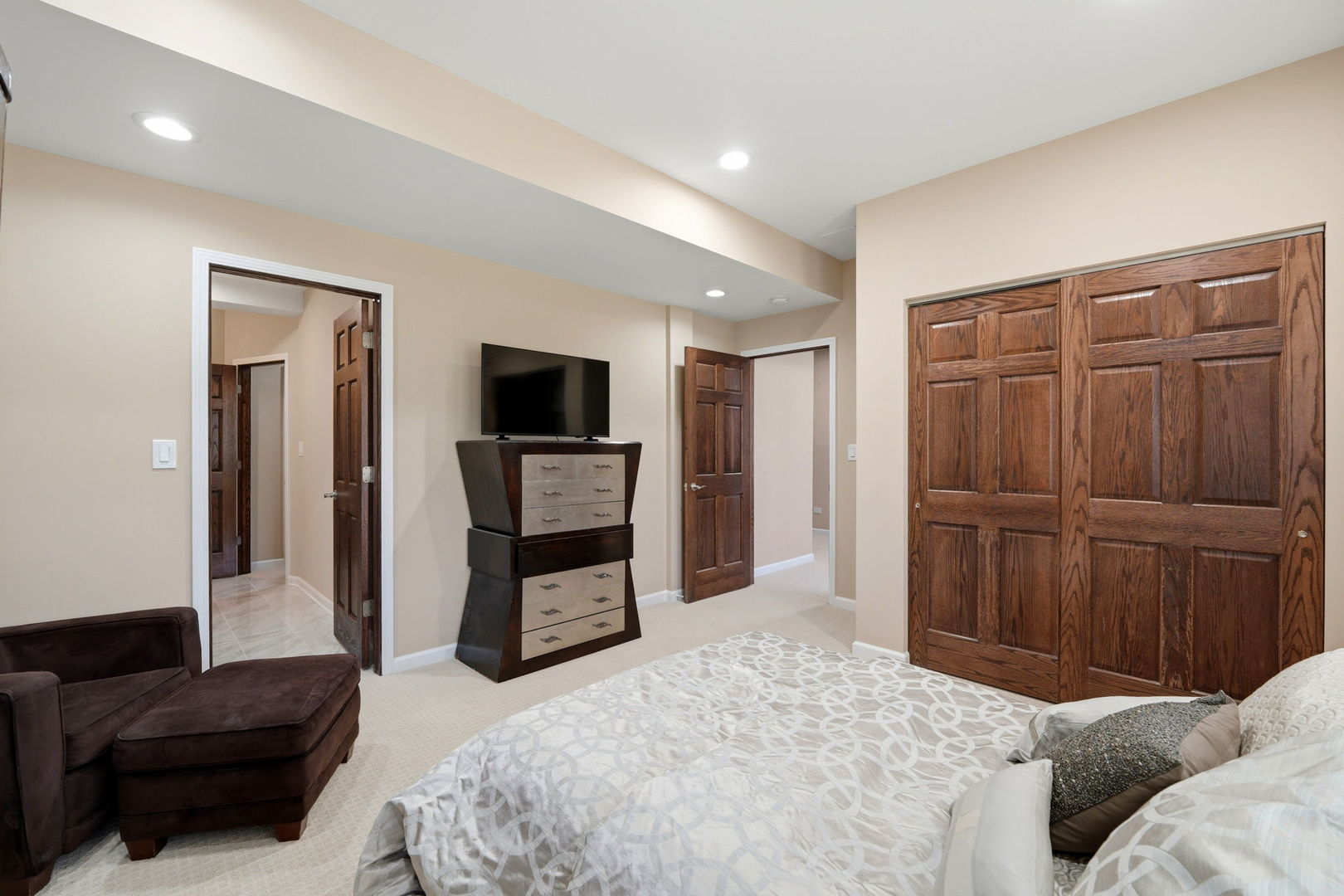1406 Rue Paris Place Inverness, IL 60067 - Photo 30 of 35 a bedroom with a bed and a television