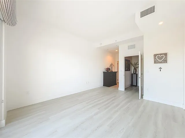a view of empty room with kitchen