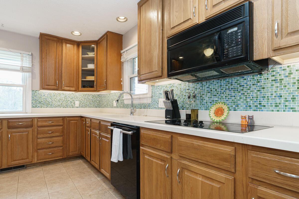 6386 Faircrest Road Columbus, OH 43229 - Photo 9 of 34 Kitchen