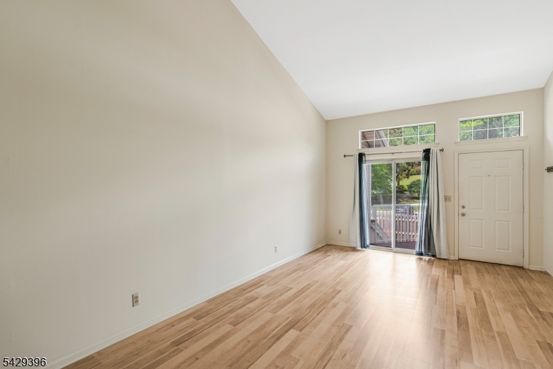44 Spruce Court Bedminster, NJ 07921 - Photo 7 of 32