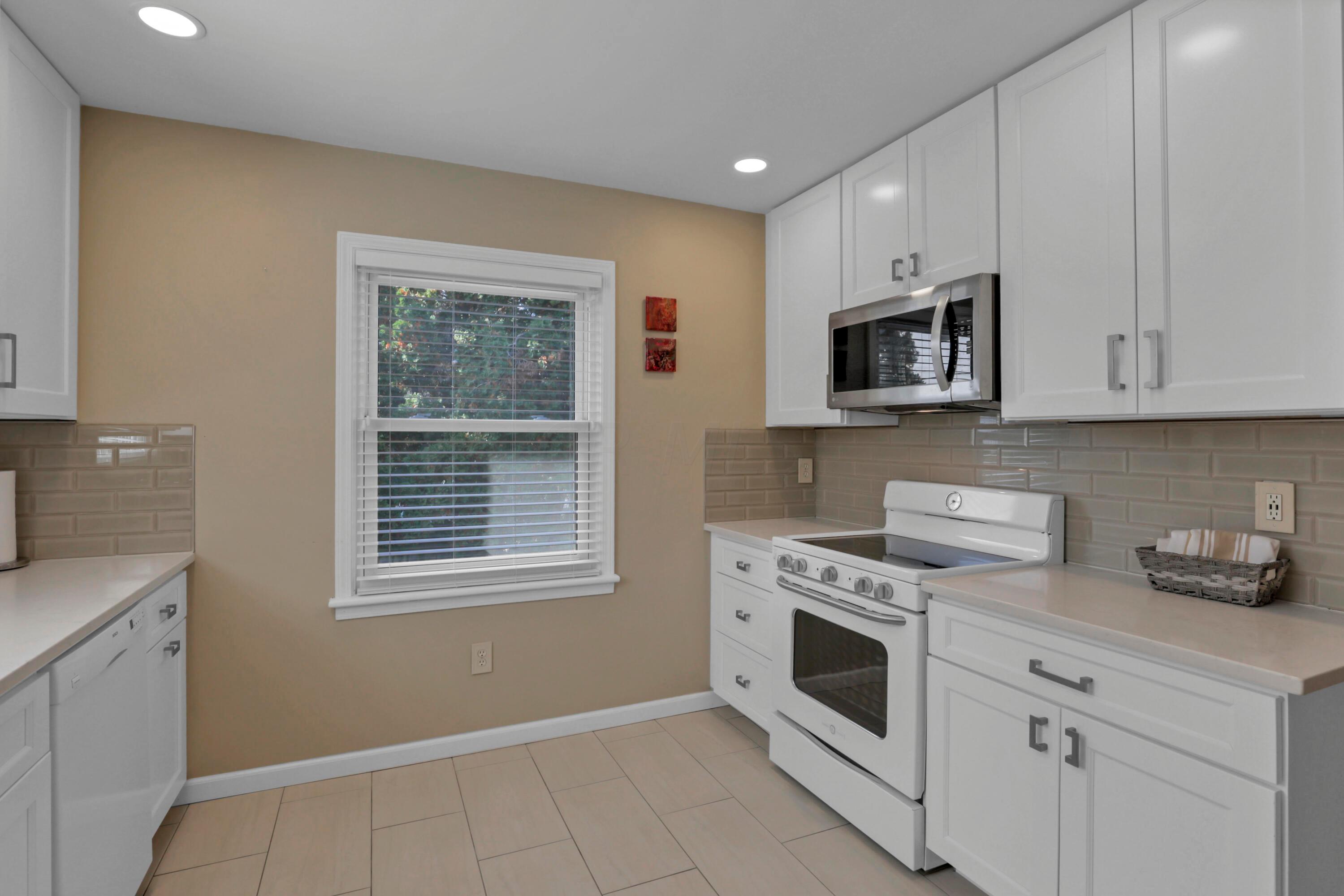 23 East Weisheimer Road Columbus, OH 43214 - Photo 13 of 50 0N4A3022