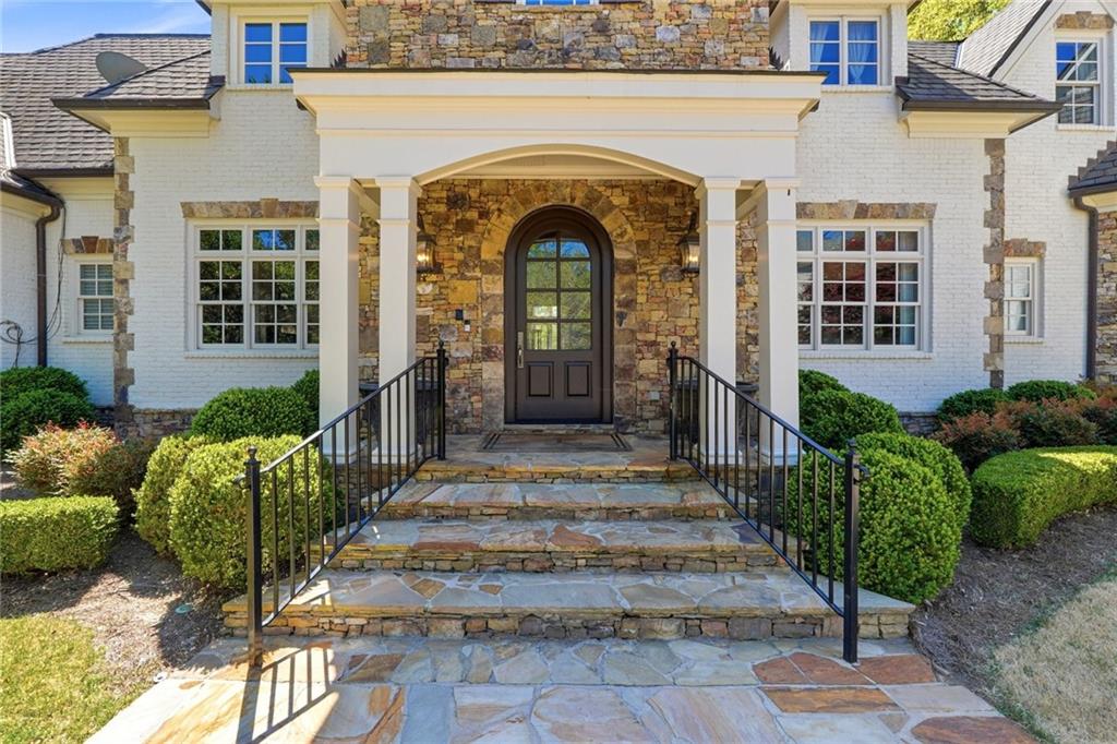 218 Londonberry Road Northwest Atlanta, GA 30327 - Photo 8 of 81