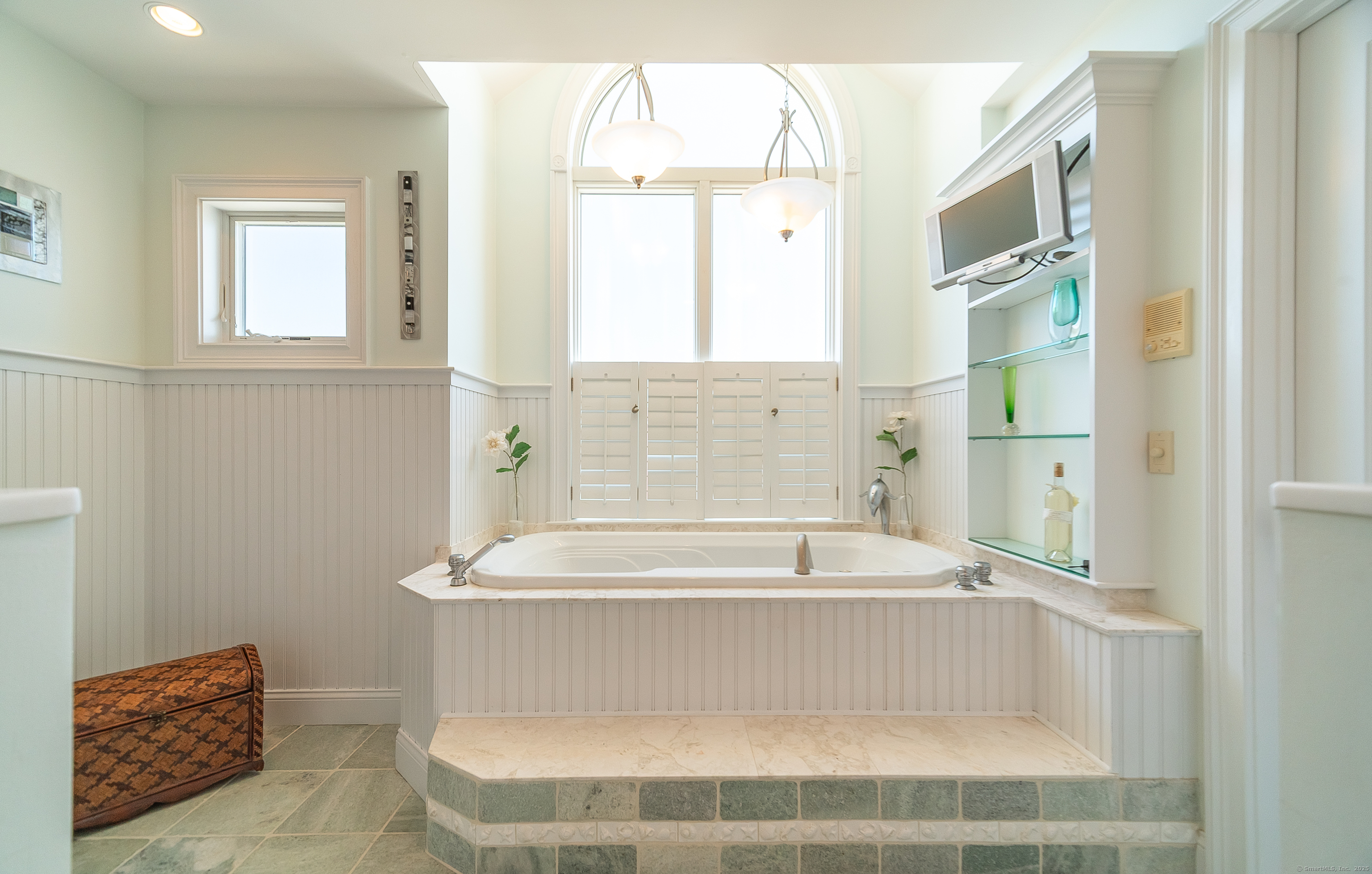 167 Shore Road Clinton, CT 06413 - Photo 22 of 40 Jet-tub in primary bathroom.