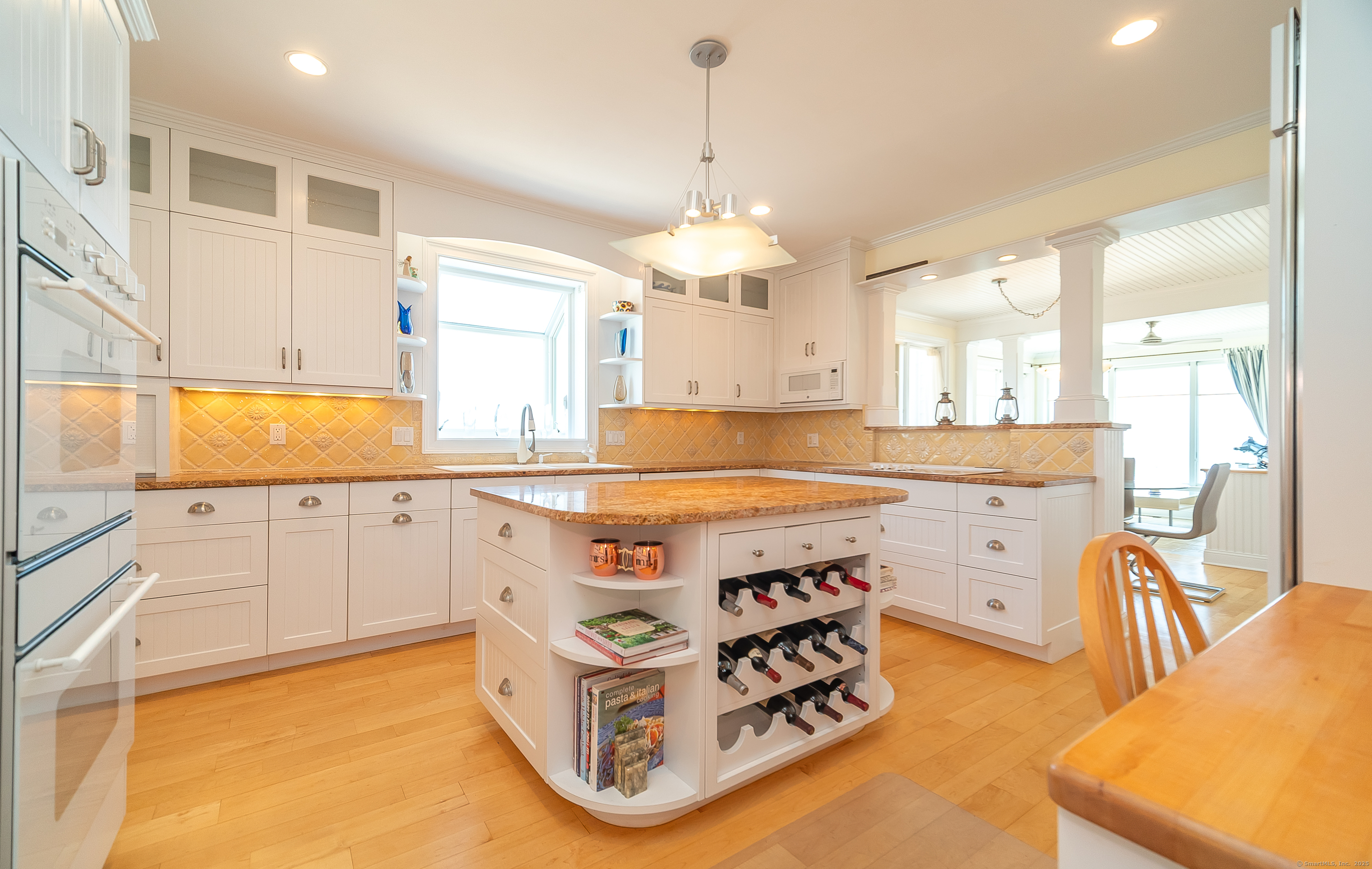 167 Shore Road Clinton, CT 06413 - Photo 5 of 40 Kitchen fully equipped with all appliances.