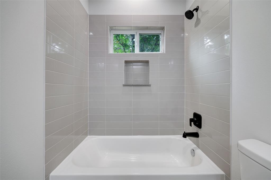 846 Elkhart Street, Unit E Houston, TX 77091 - Photo 20 of 24 a bathroom with a bathtub