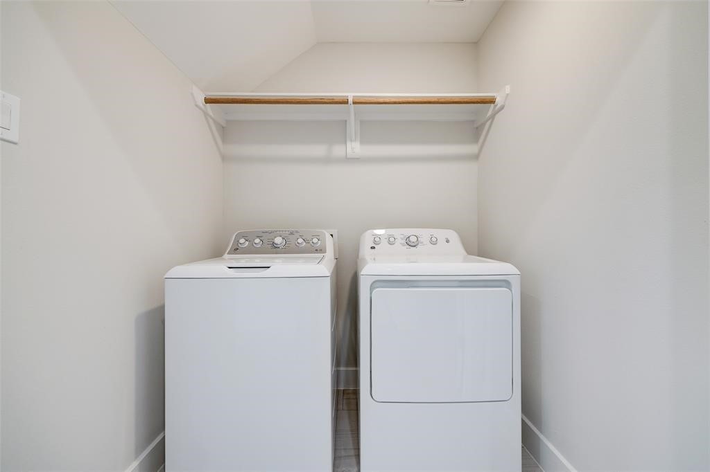 846 Elkhart Street, Unit E Houston, TX 77091 - Photo 21 of 24 a utility room with dryer and washer