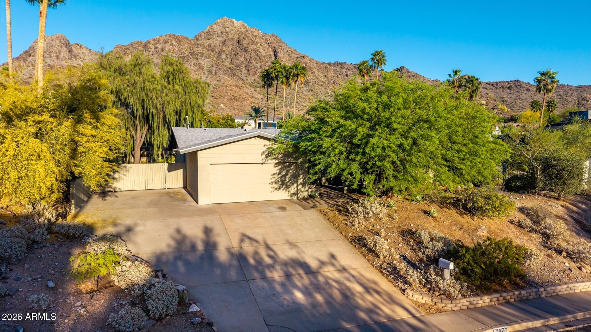 7657 North 22nd Street Phoenix, AZ 85020 - Photo 10 of 76 a backyard of a house with lots of green space