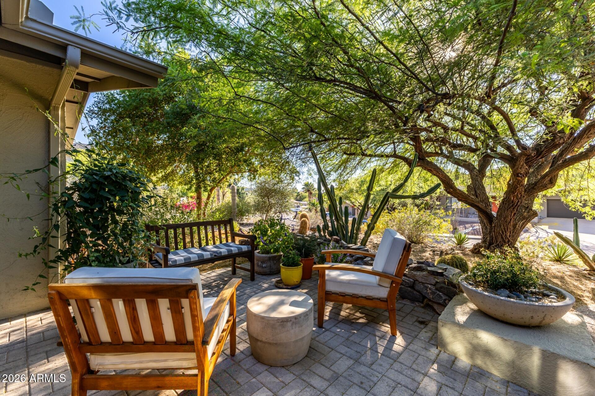 7657 North 22nd Street Phoenix, AZ 85020 - Photo 11 of 76 a view of a patio with table and chairs and potted plants