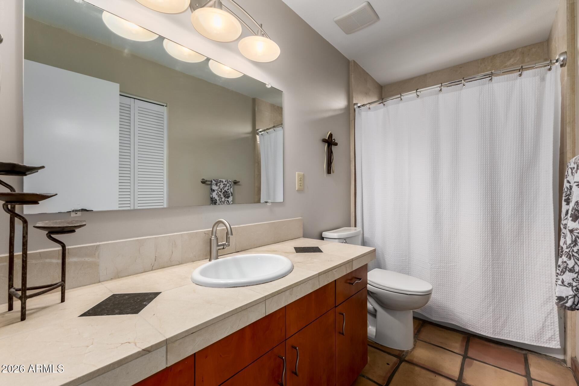 7657 North 22nd Street Phoenix, AZ 85020 - Photo 31 of 76 a bathroom with double sink and a mirror
