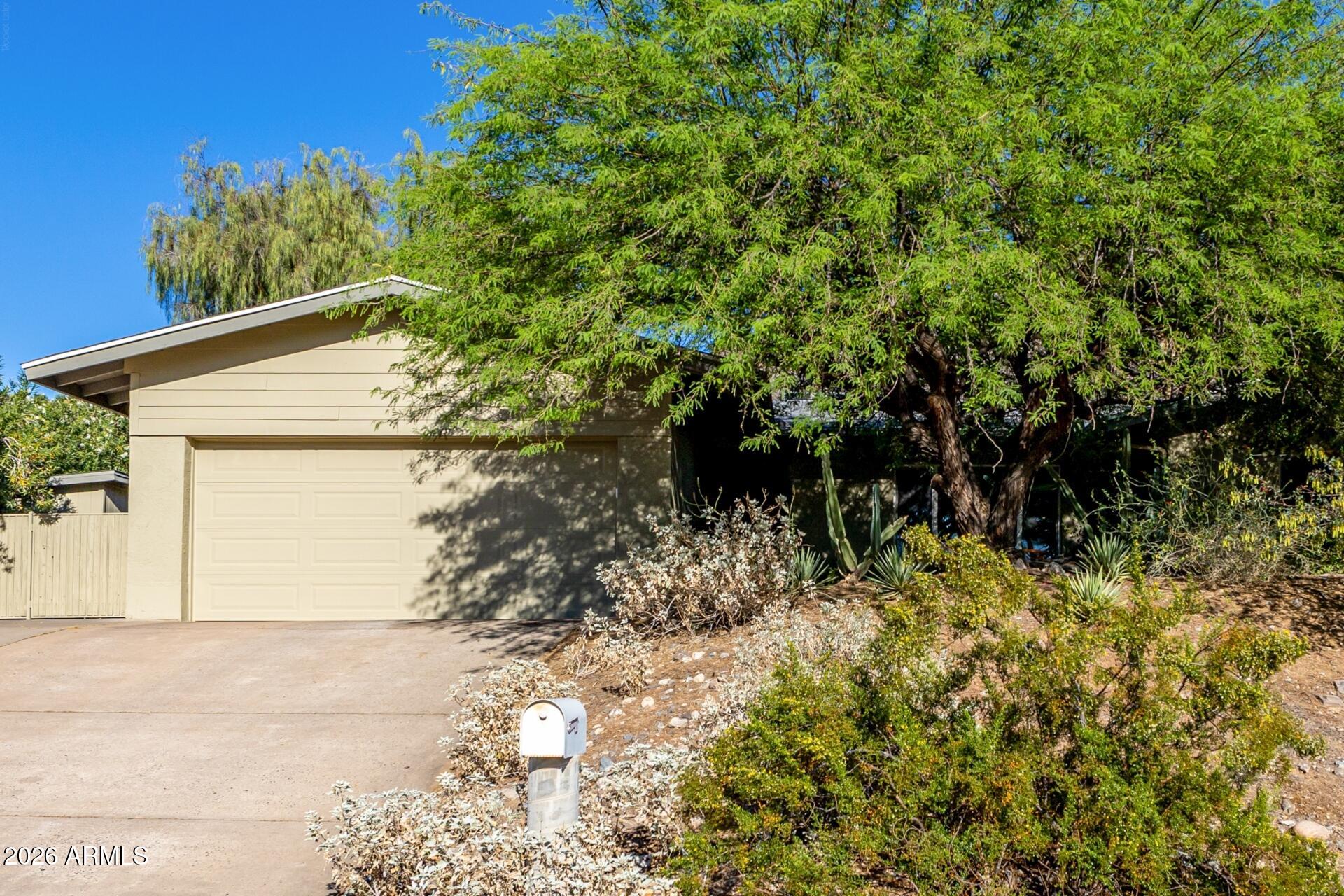7657 North 22nd Street Phoenix, AZ 85020 - Photo 55 of 76 a backyard of a house with lots of green space
