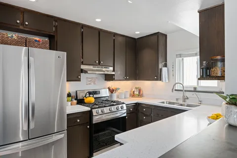 $479,000 | 1280 Seacliff Court, Unit 2, Ventura, CA 93003