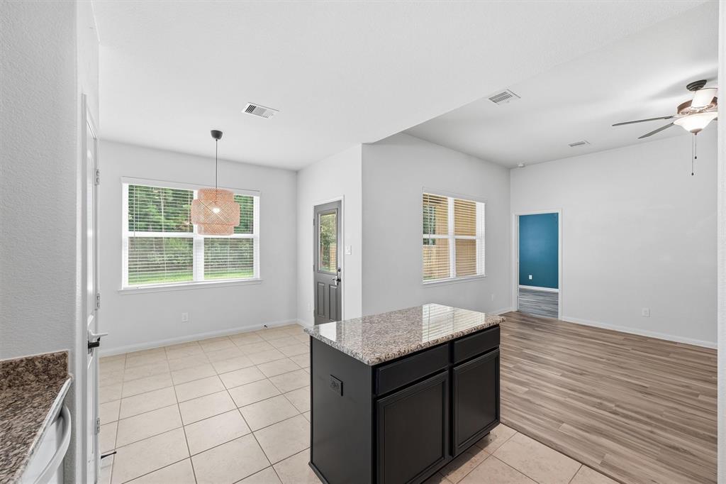 7707 Boulder Sunstone Lane Conroe, TX 77304 - Photo 9 of 26